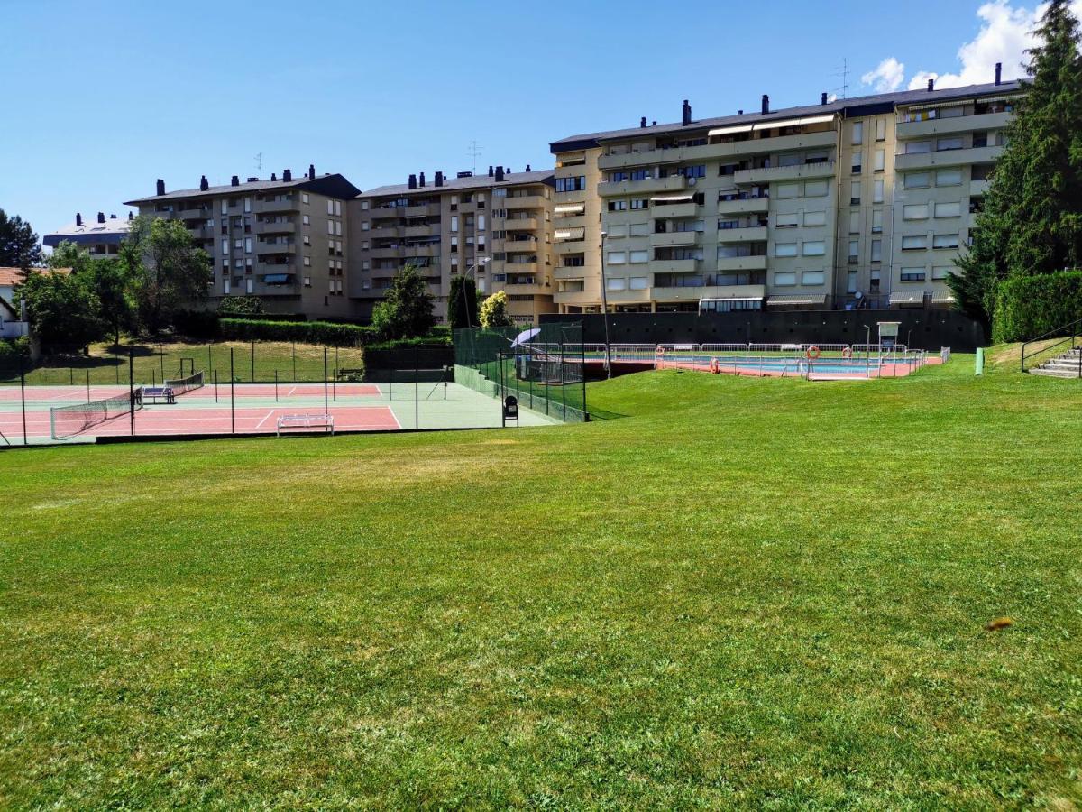 Oroel Apartment Хака Екстериор снимка