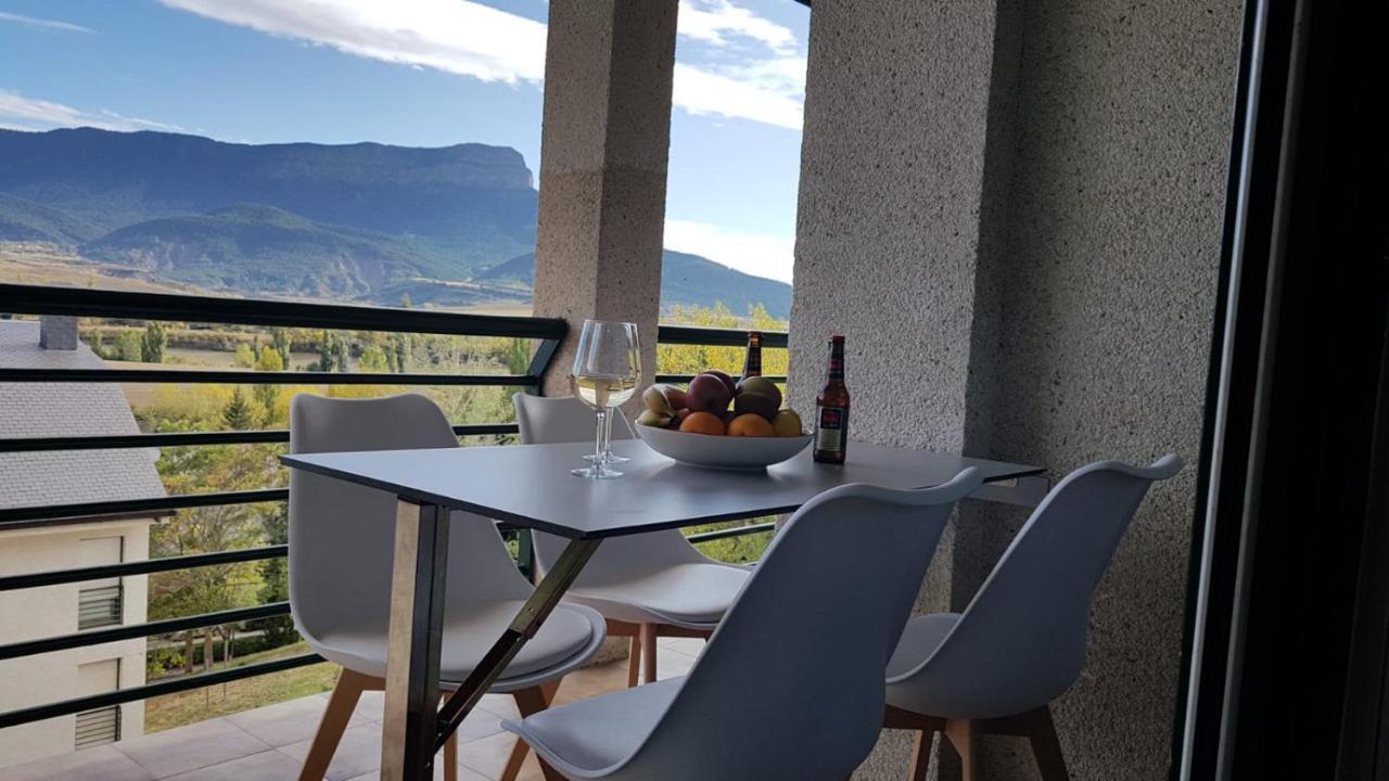 Oroel Apartment Хака Екстериор снимка